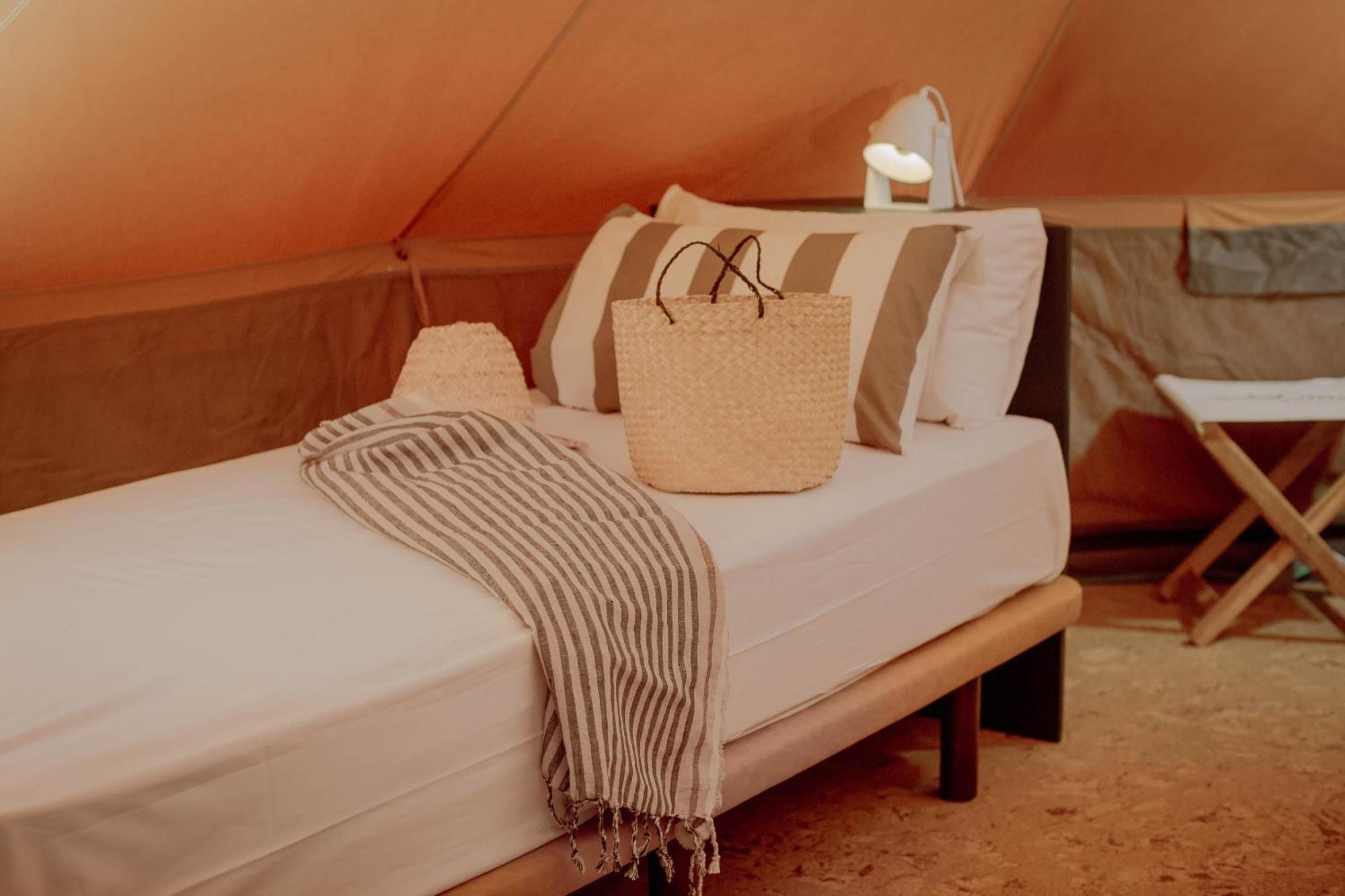 Отель Holacamp Sitges Fun Экстерьер фото