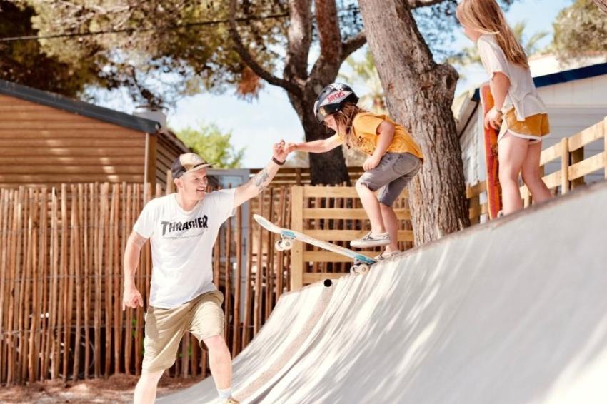 Отель Holacamp Sitges Fun Экстерьер фото